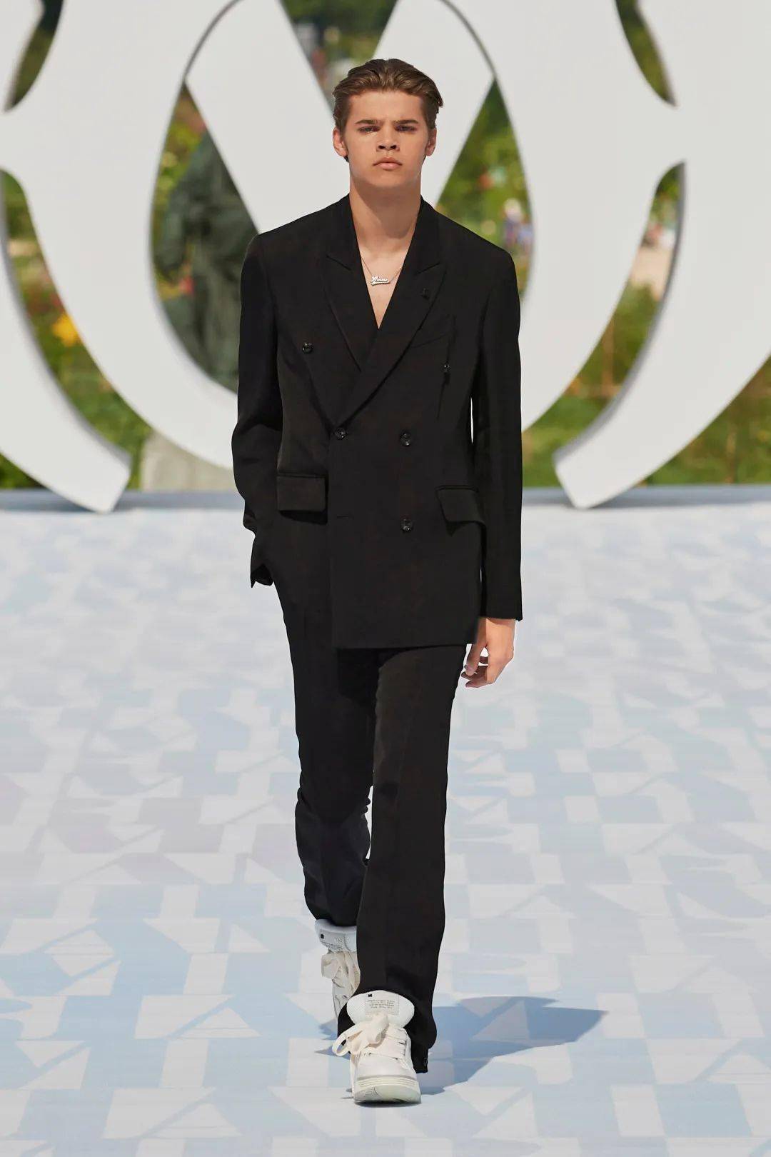 对话02mikeamiri从地下工作室到重新定义奢侈的沉淀步履