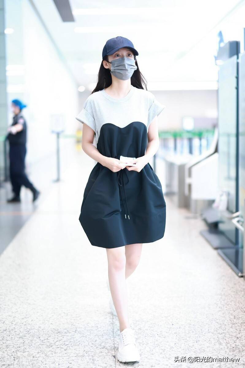 街拍李沁拼接连衣裙棒球帽白色运动鞋简约随性