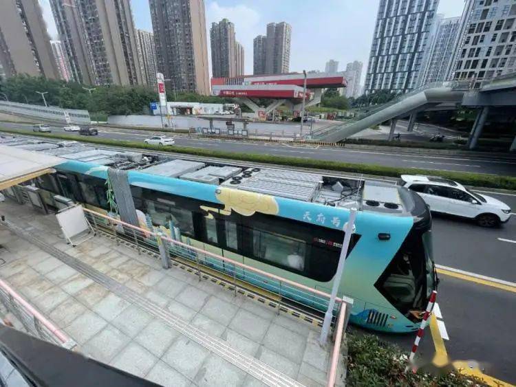 "宜宾造"智轨在成都跑起来了!_发展_成宜_列车