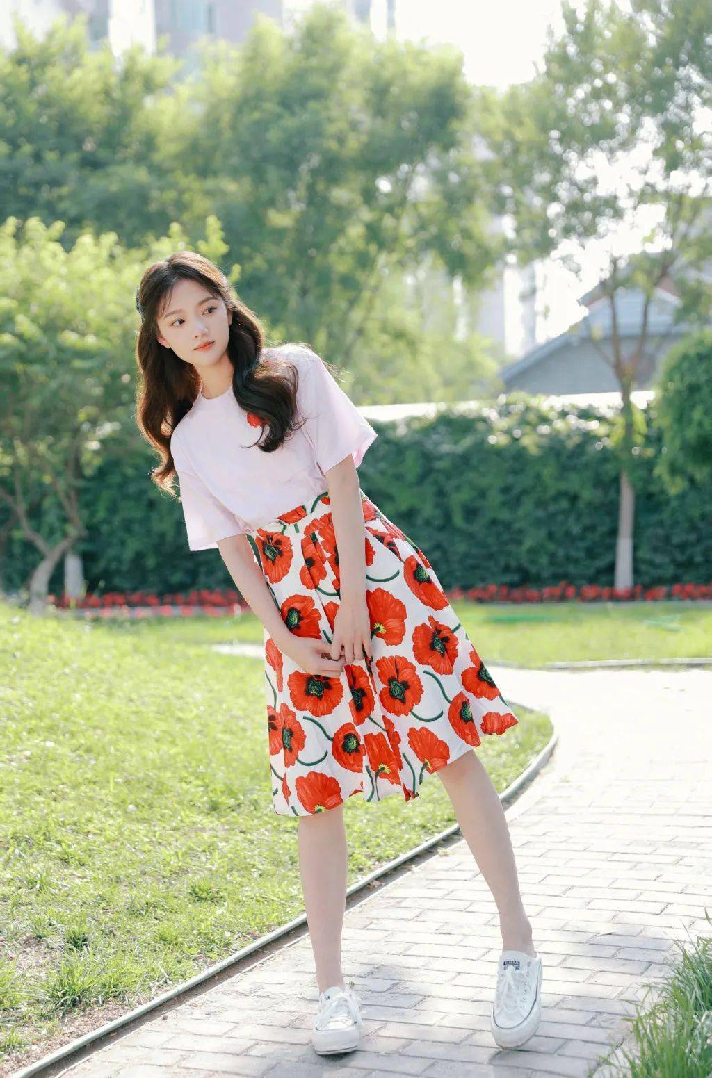 胸前的拉链可以随意调节高低,带来性感自由,搭配宽大的粉色破洞牛仔裤