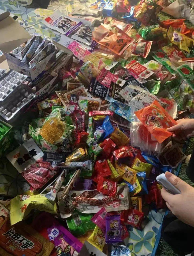 一定是地摊里最亮的一个~带着记忆的零食铺总是我们生活里的甜儿时的