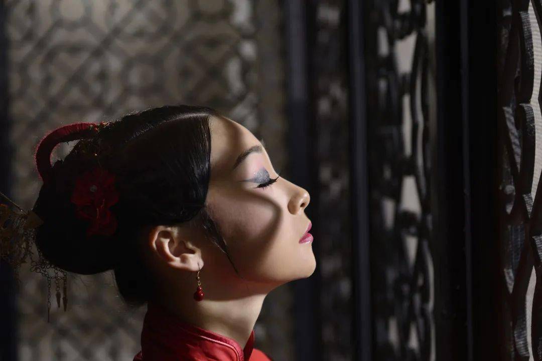 主要作品:舞剧《沙湾往事》《院庭华风》《岭南秋雨》《风雨红棉》