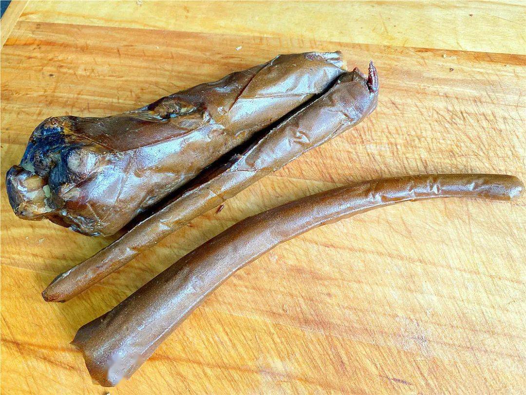 在门头沟这条小街里藏着一个烤驴肉串这里还有驴肉大馅饺子和好多硬货