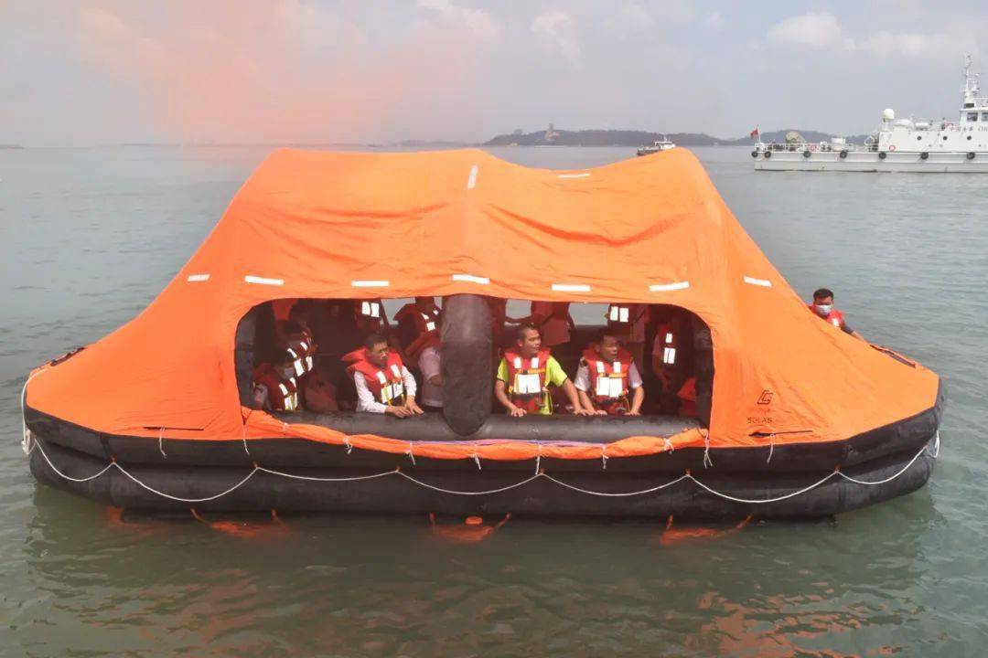 船长立即下令按照船舶弃船救生开展应急行动,疏散旅客,释放救生筏