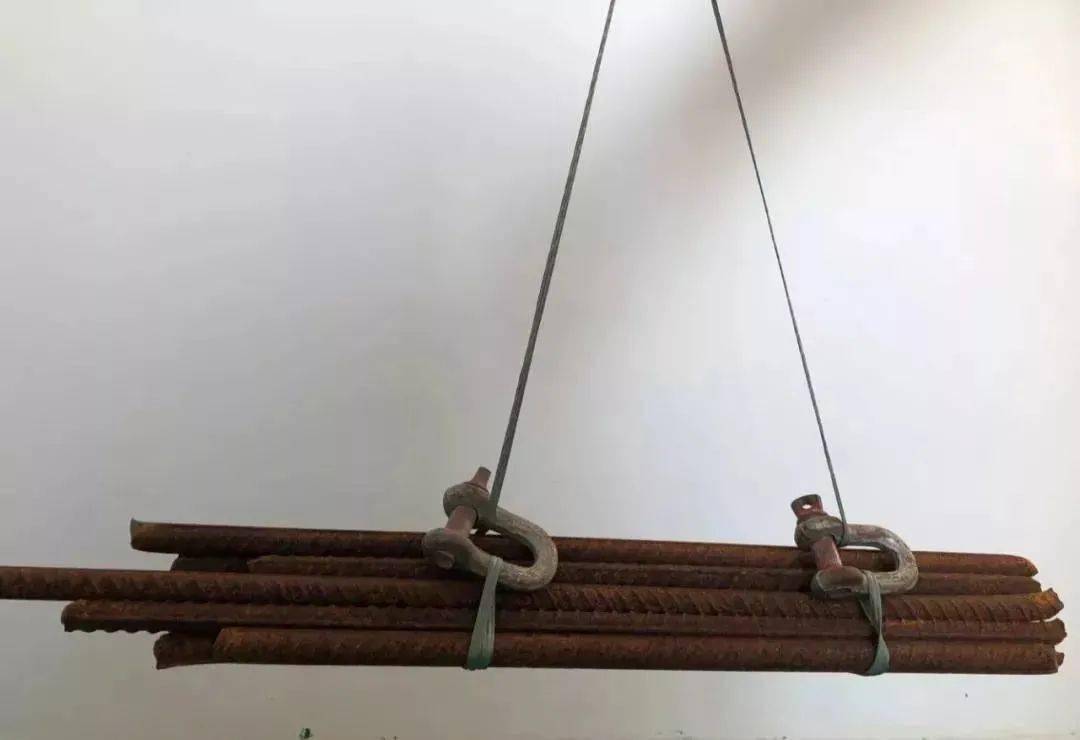 脱绳事故:是指重物从捆绑的吊装绳中脱落溃散发生