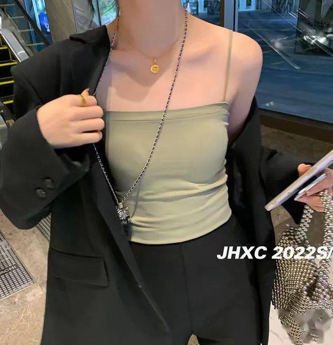 不穿内衣"真空上阵"的第三天,让老公帮我把家里的内衣全丢掉了_吊带