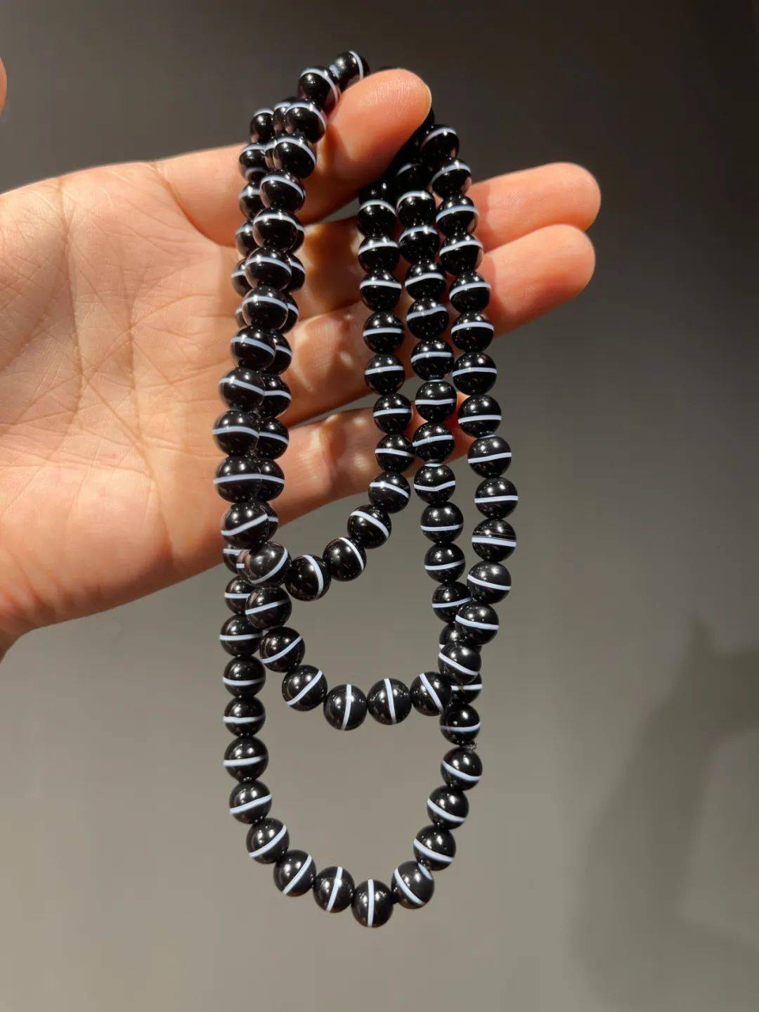 这组老一线药师珠品质一致，纹理清晰自然，共109粒老珠同时保留下来，非