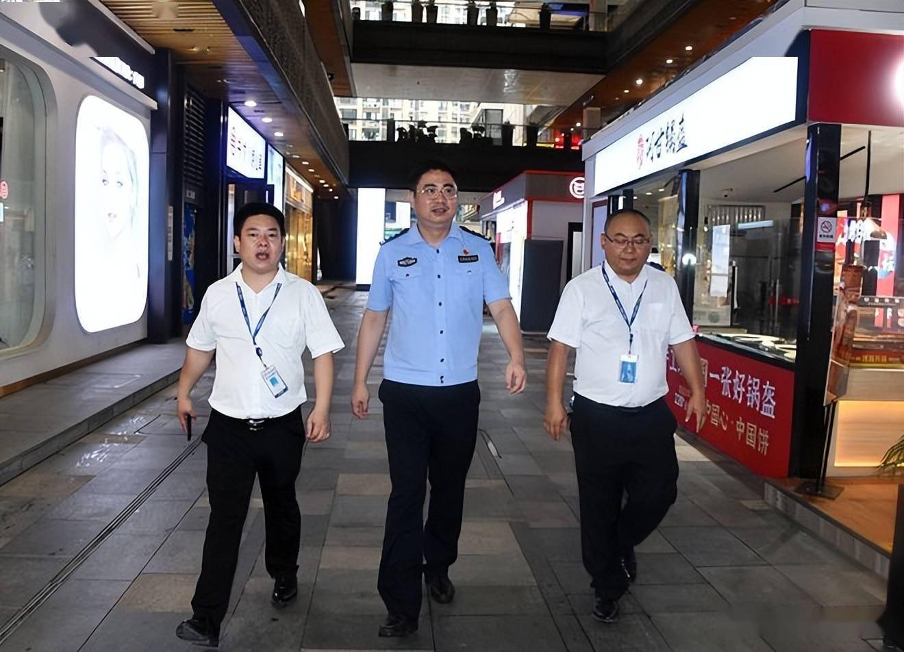 7月7日,常德公安交警直属四大队大队长曾伟带队深入辖区欢乐城商业圈