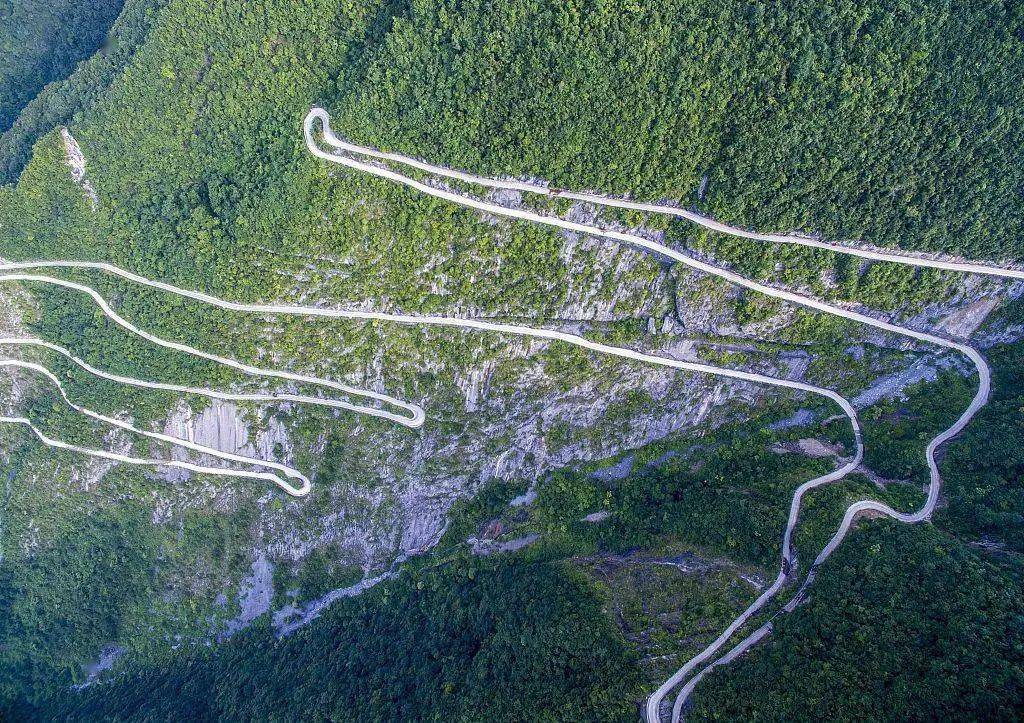 雕崖挂壁公路位于中国湖北省恩施土家族苗族自治州鹤峰县,全长约3公里