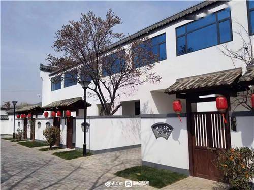 走近位于镇政府南侧的洪范民宿,推开门的第一眼就"沦陷"了.