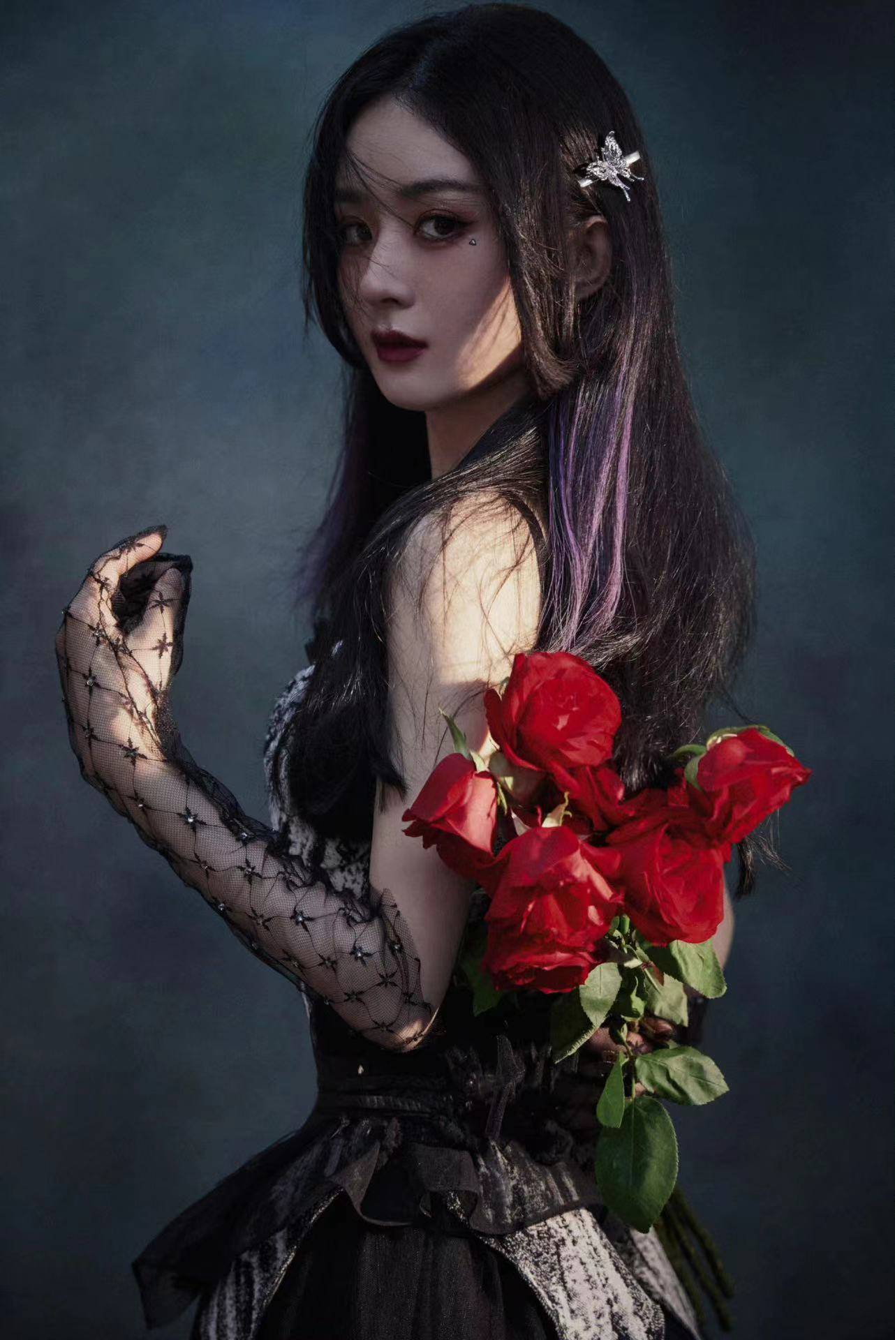 赵丽颖暗黑系写真曝光,侧卧沙发眼神魅惑,悬疑感直接拉满_照片_造型