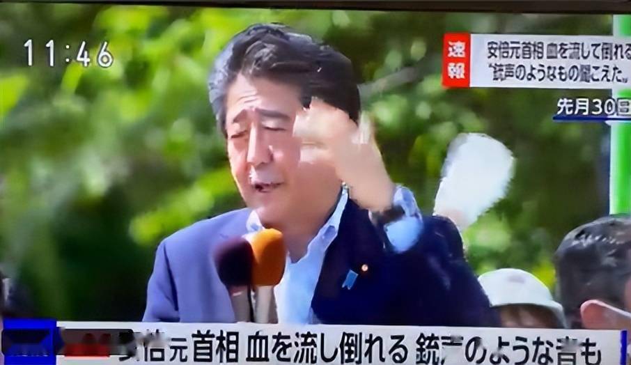据日本电视台消息,警察方面透露,安倍晋三系被人用霰弹枪从背后击中.