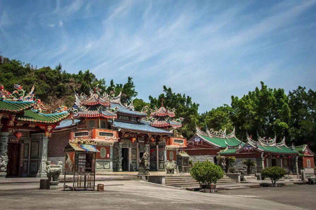 和著縷縷清風,沿著山腰一路盤旋而上,觸目之處,藍天,白雲,曲徑,幽林