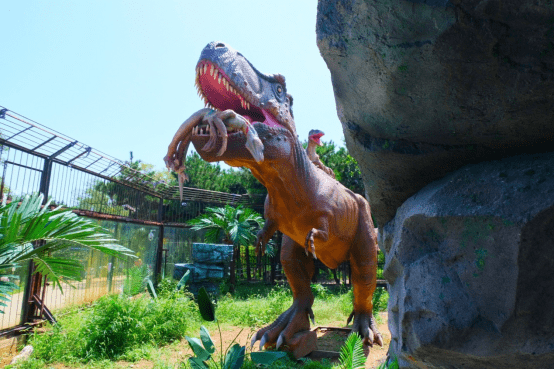 霸王龙,翼龙,三角龙,慈母龙等一百多只大恐龙,都将逃出围笼,有的在