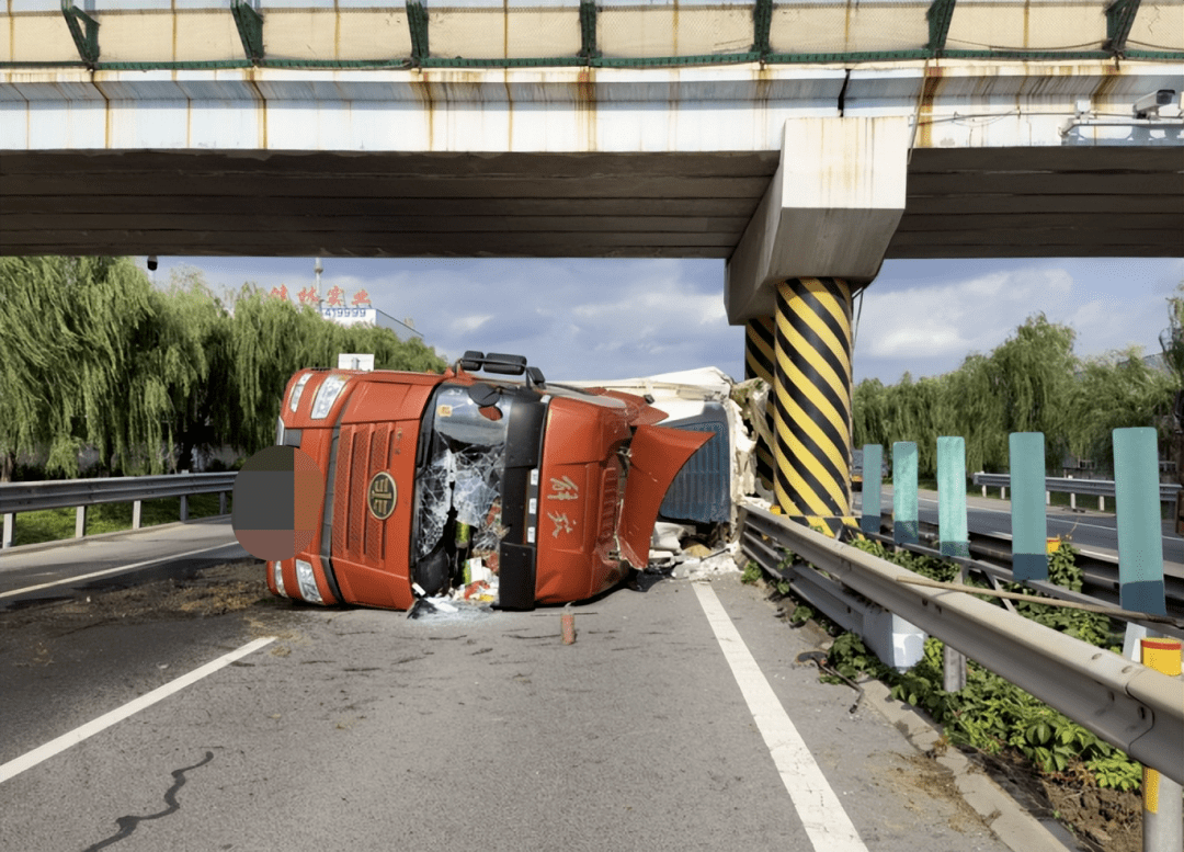 衡水一货柜车司机犯大忌致车辆侧翻驾驶室变形隔离护栏被铲20余米