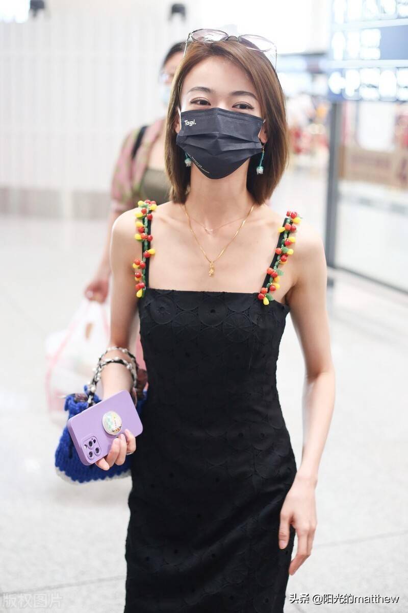 吴谨言吊带长裙现身机场,完美演绎夏日香风_北京_吴谨_机场