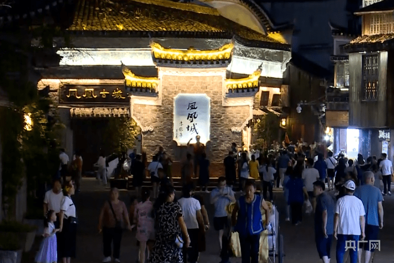 暑假来了|湖南凤凰古城迎来暑期旅游小高峰 文旅市场有序复苏