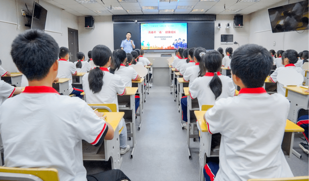 市强制隔离戒毒所民警刘青鹏到资兴市东江中学开展现场班级教学活动