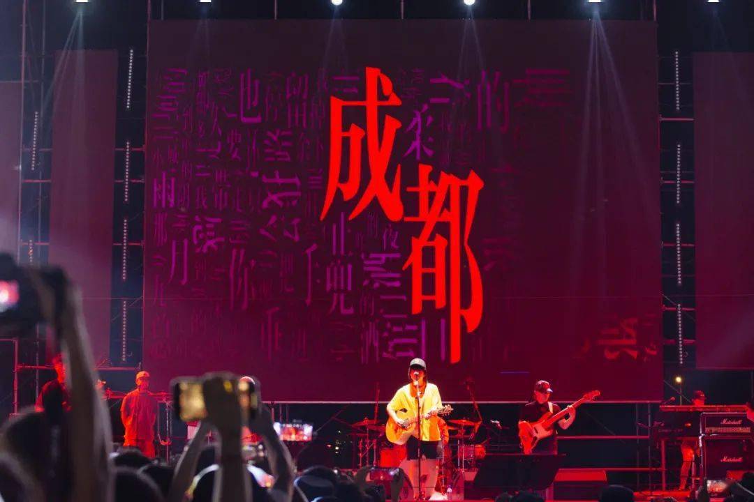 一首耳熟能详的《成都》瞬间沁入心田将人拉回那个巴适的让人不想离开的