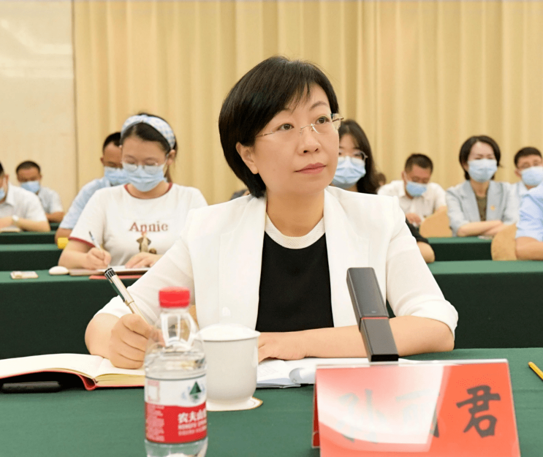 团市委书记孙丽君作为新时代团干部代表,从四个历史时期简要回顾了