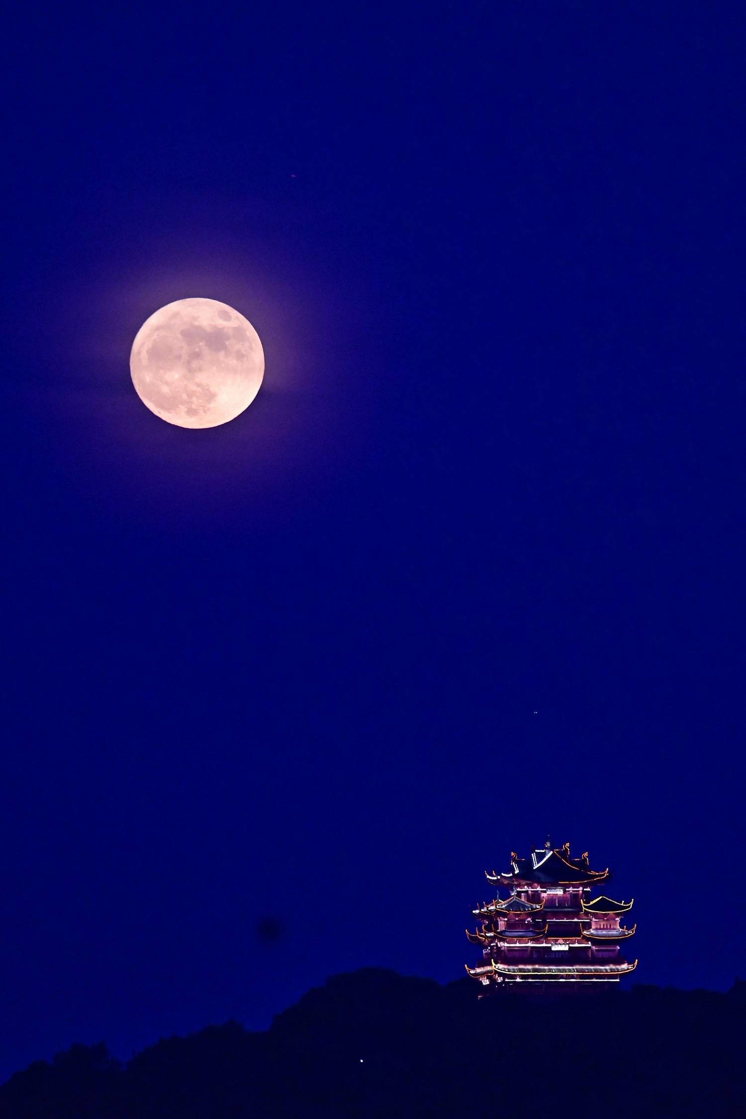 今年最大超级月亮来了！整个北半球都在看，凌晨2点多时最圆