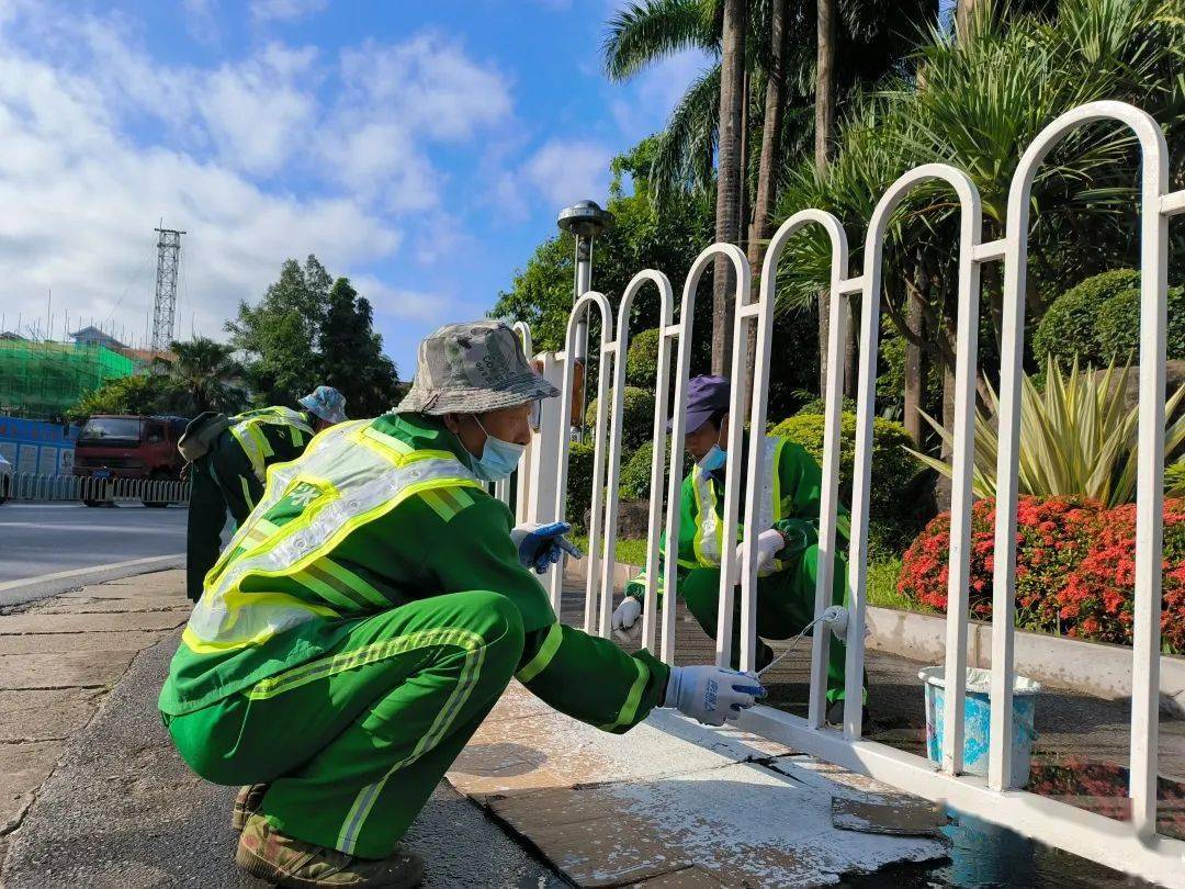 创文在路上街面隔离护栏刷漆扮靓文明景洪城区颜值