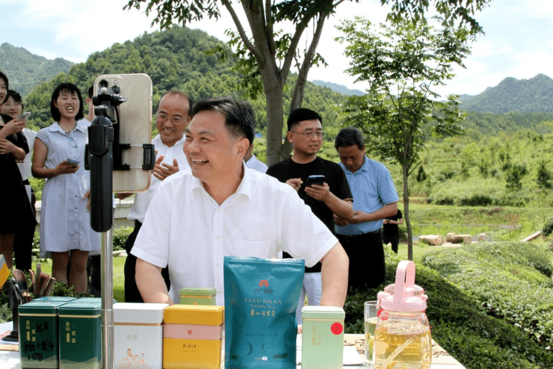 书记,校长陈向军,校党委常委,副校长夏庆利一行赴英山看望参加实践