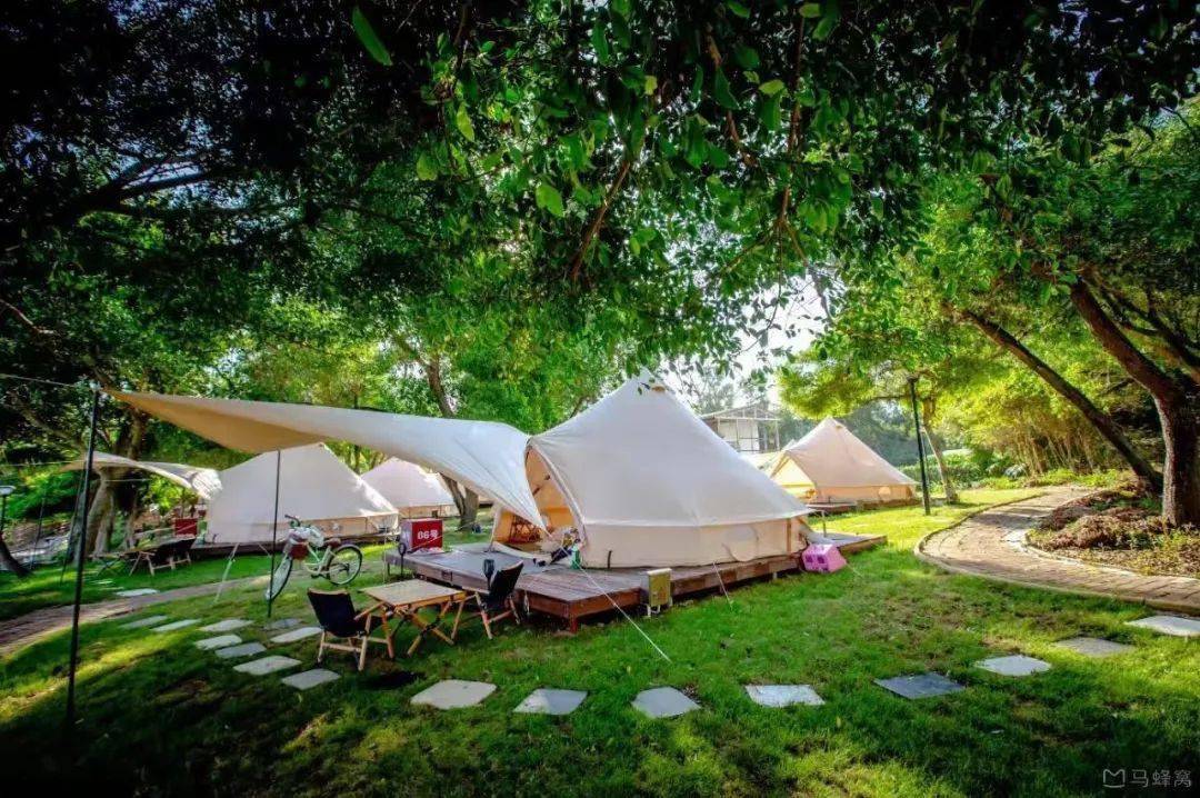 2 碧海湾露营基地有礁石,可赶海,能冲浪,有烧烤,还能生火露营.