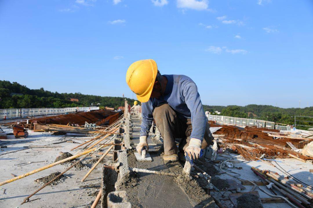 戰高溫鬥酷暑花園灣大橋建設火熱推進中