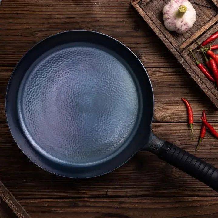 章丘铁锅出平底锅，有啥不一样？_涂层_因为_老师傅