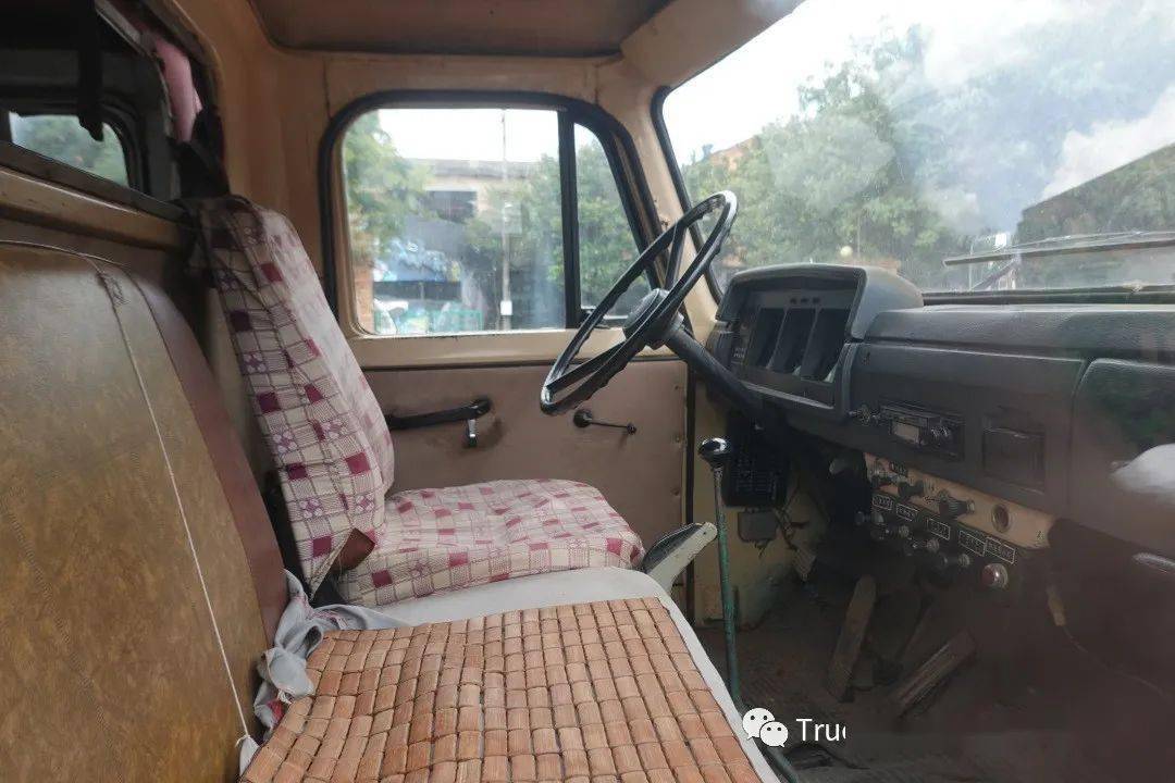 中控台上的零部件依旧整齐,甚至还有卡带式收音机.