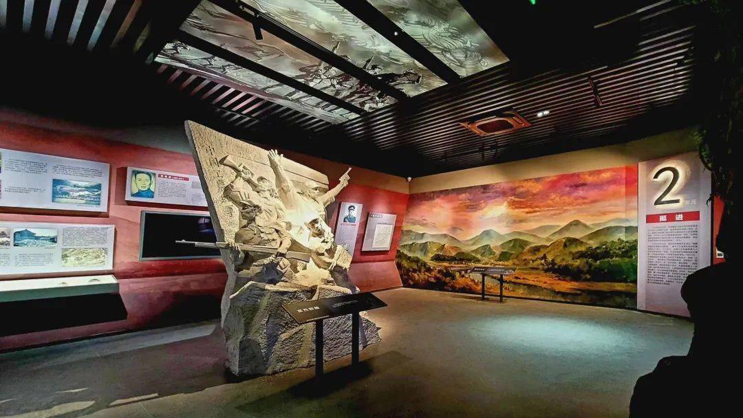 登高凭栏远眺,西峰山脚的中国工农红军挺进师纪念馆和西峰山烈士陵 