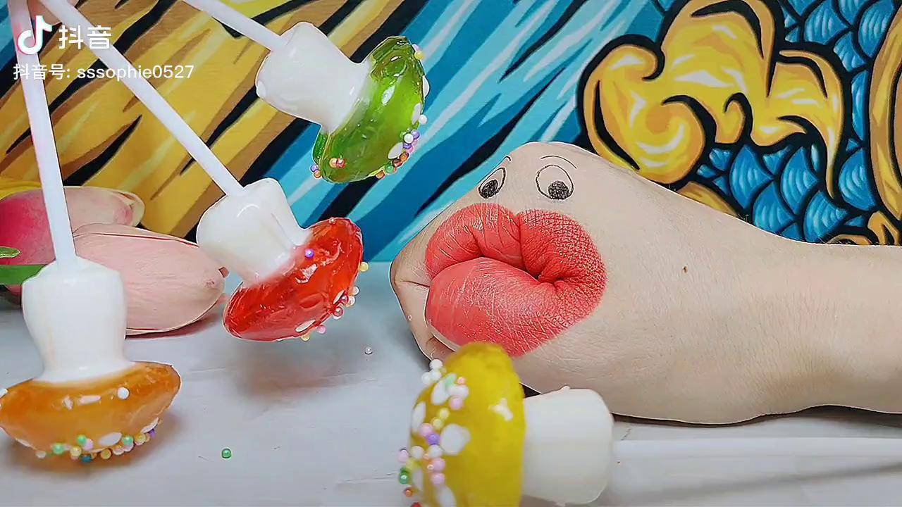 和贪吃果子一起吃超大蘑菇棒棒糖 棒棒糖 好吃 好玩_超大_果子