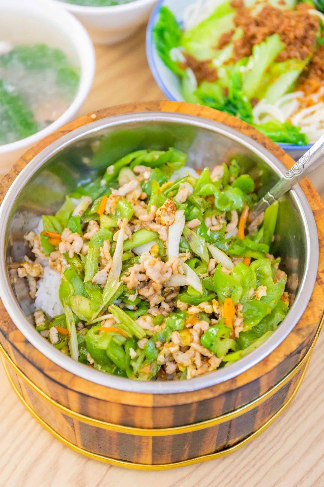 其实,见到菜单便会发现,店内主打广东和福建的风味小吃,像炒面,木桶饭