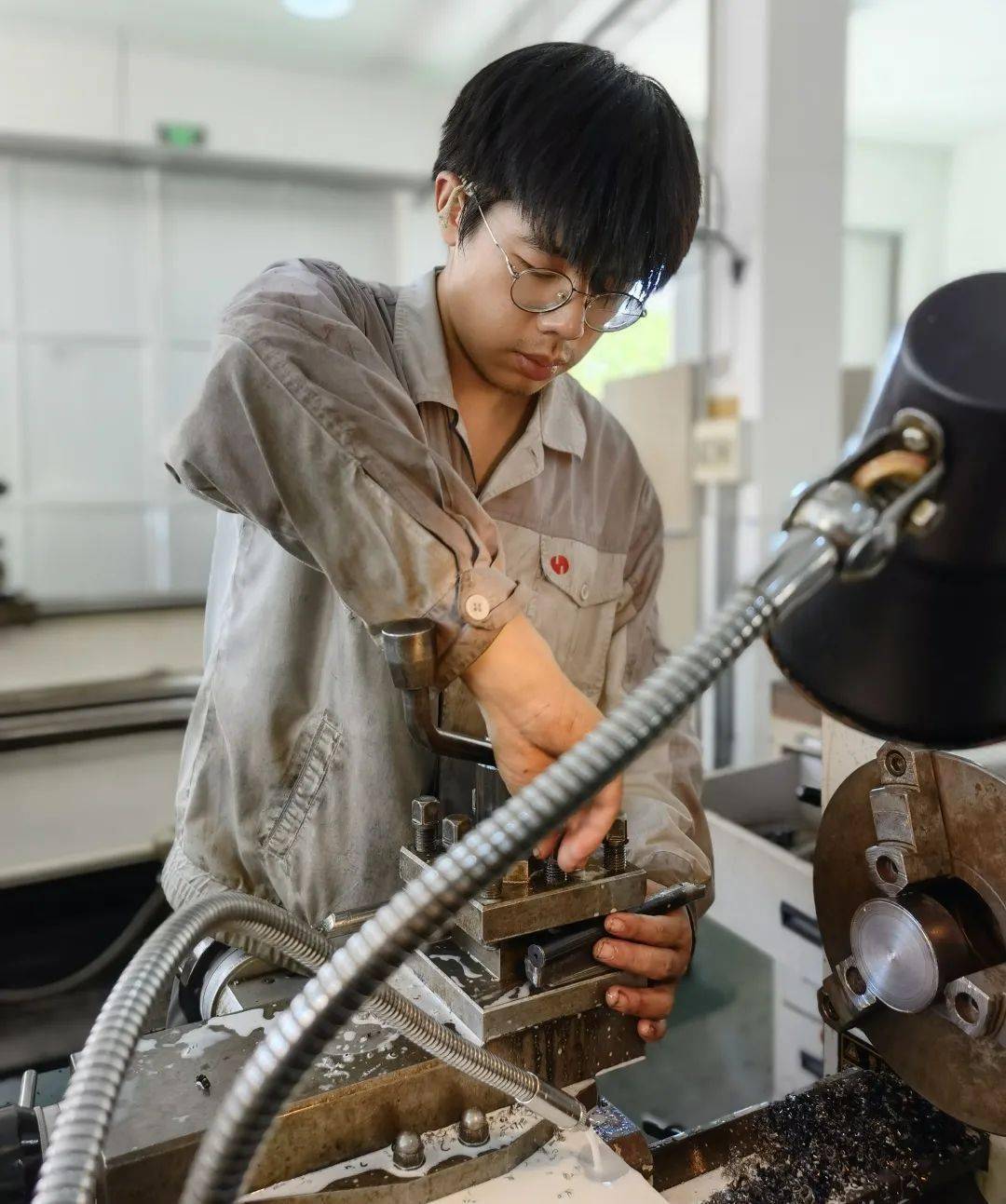 国赛金奖我院19数控技师班俞浩彬获全国振兴杯青年职业技能大赛车工