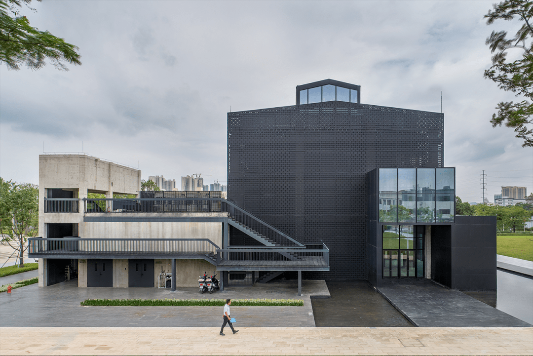 �����ǣ�΢�����У��������ġ����潨��ѧ��