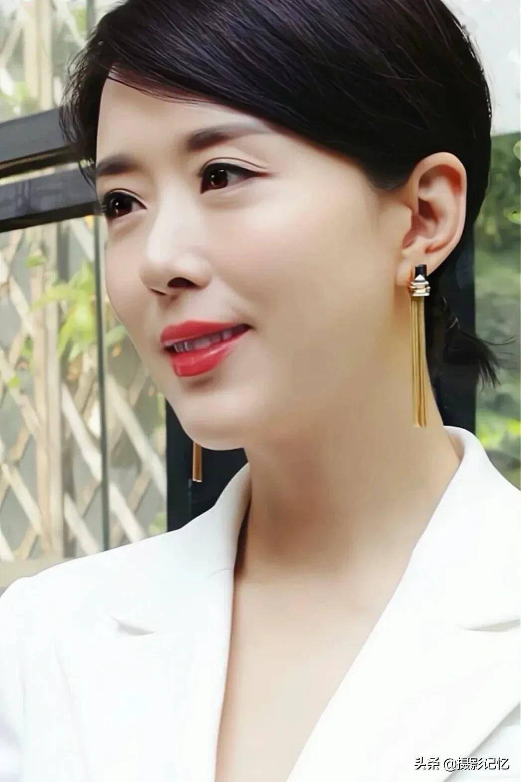 颜丹晨:美美的红唇