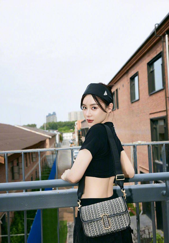 黑色露脐装造型写真.让人移不开眼.袁姗姗俏皮时尚.返回搜狐,查看更多