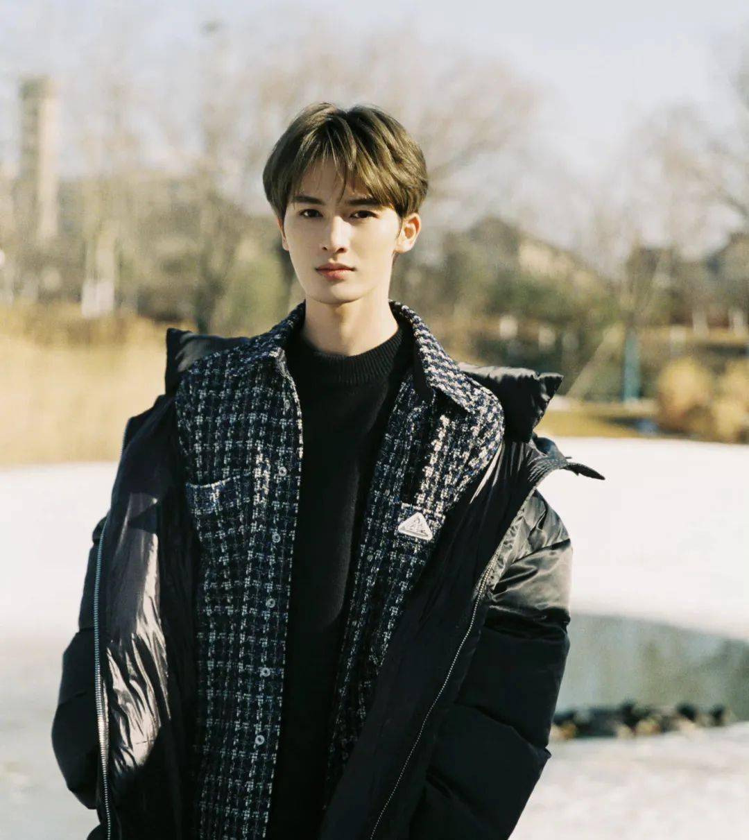 王灼一上来就拿出了身份证和工作证证明自己的身份