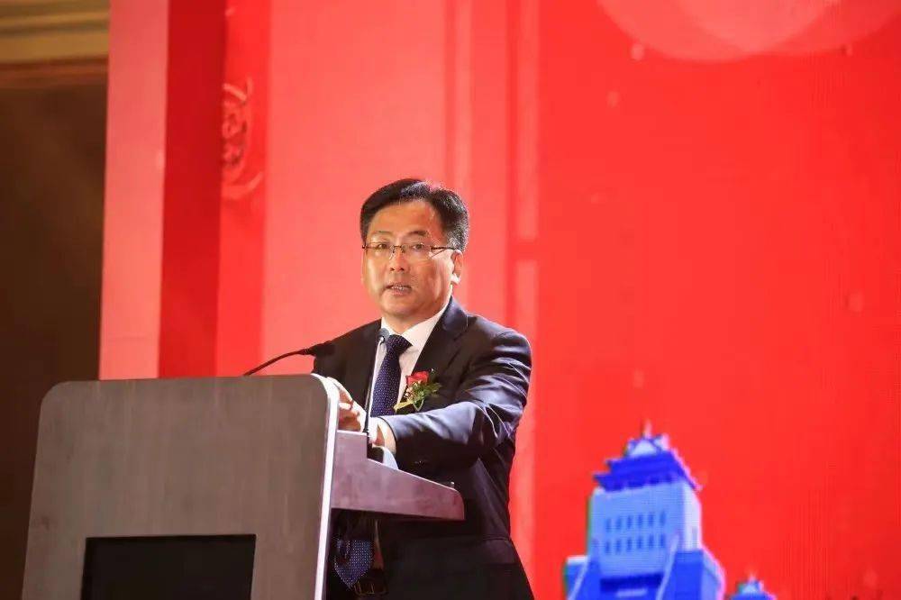 宝应县委书记张小辉与龙仕运处长共同为广东省江苏宝应商会揭牌广东省