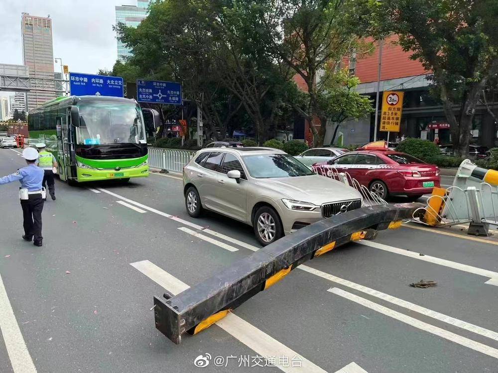 又被撞!18日早高峰广州环市东路区庄立交段一货车撞上龙门架