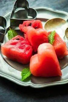 美味的西瓜就是如此美妙——解渴,保健_瓜皮_含水量_功效