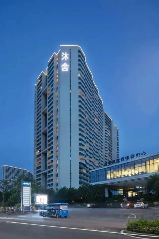 指定安排27楼高层海景~畅游酒店楼顶无边际泳池,享早晚餐,送楼下水晶