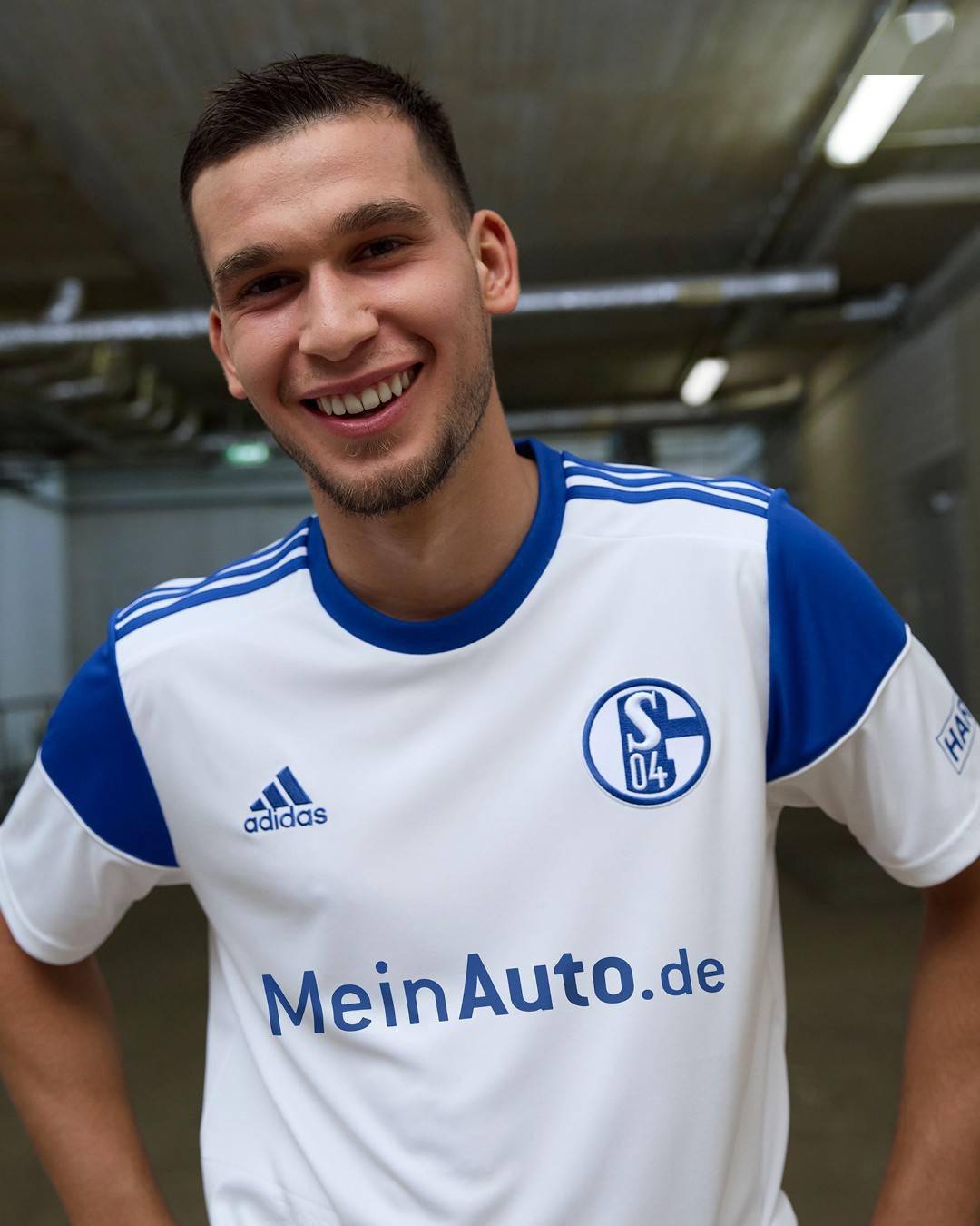 阿迪达斯发布新赛季沙尔克04主场球衣与纽伦堡客场球衣