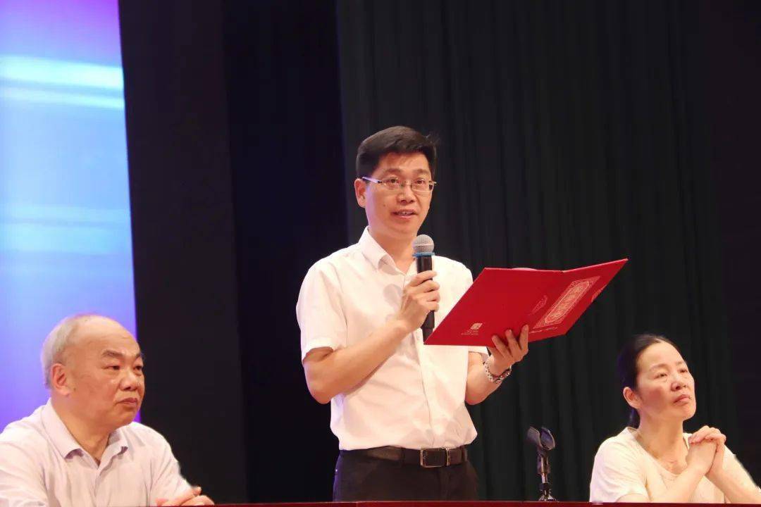 姜忠勤深情送上致辞:您的人生,是燃烧烛,是孺子牛,沉稳隐忍,充满着