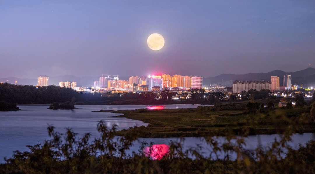 夜幕如约而至,梦幻而诗意的月亮与砚山的夜景完美的融为一体,令人赏心