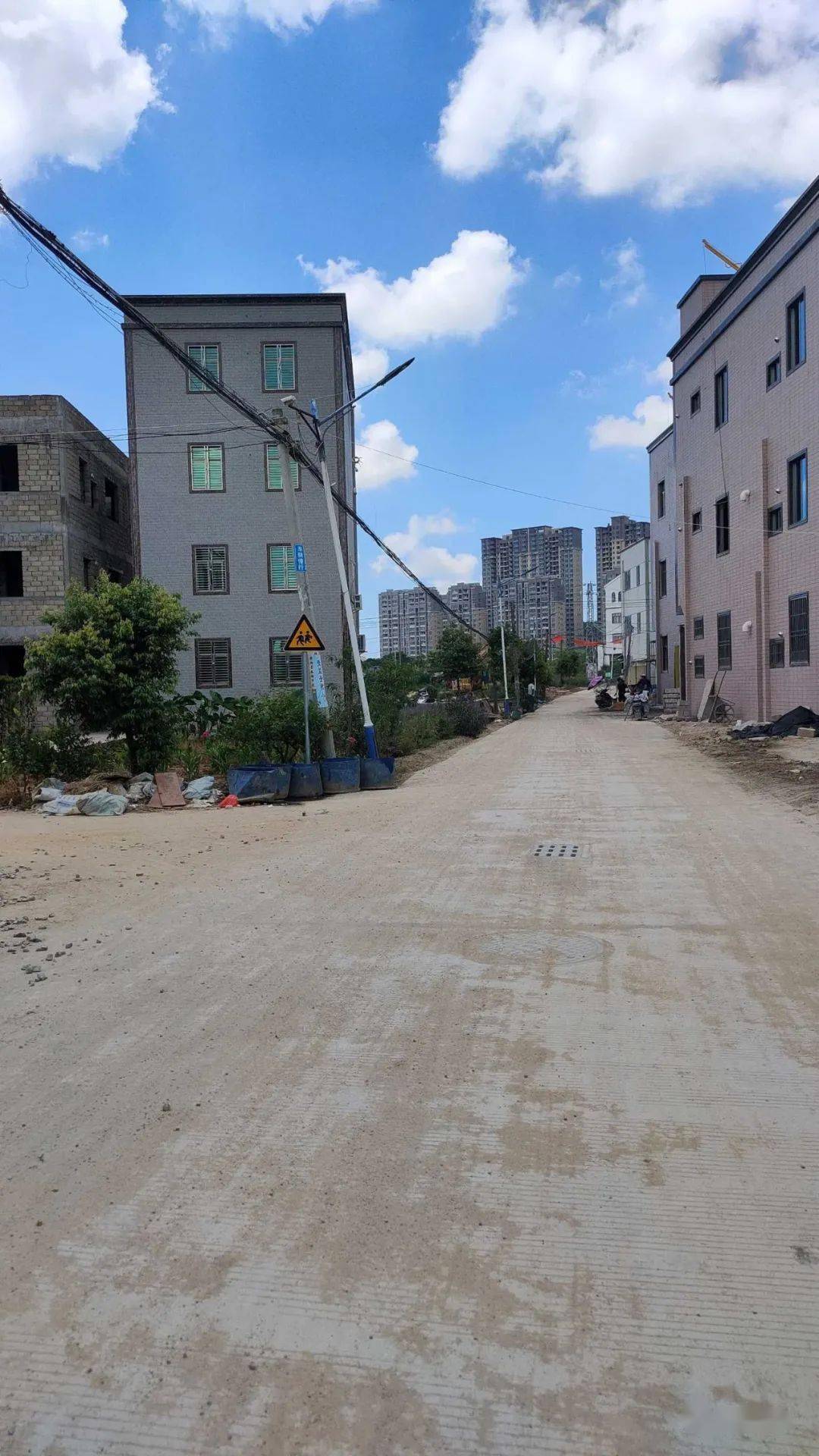 隆江这个村,多个路段铺设水泥路._路道_家乡_隆江