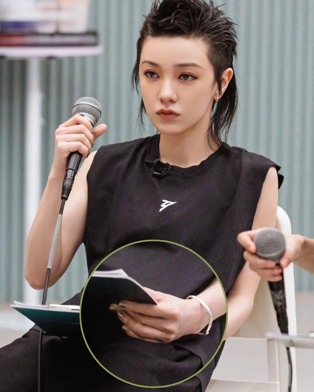有酷姐必备魔镜美甲?其实从第一期就有被张天爱ending pose手指上