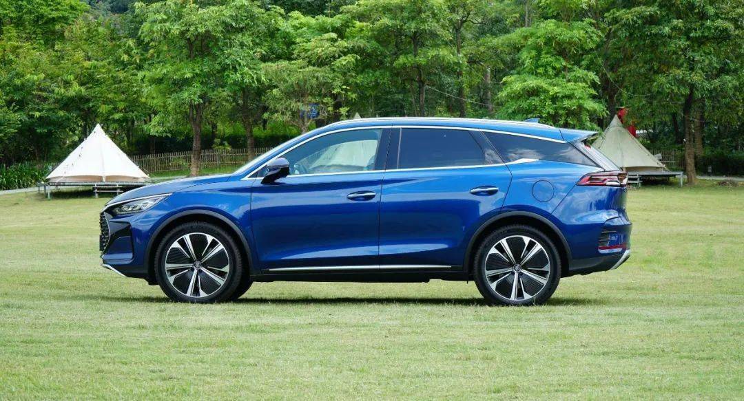 在唐家族上,比亚迪早期的插电式混动车型命名为唐dm,2021年初推出了更