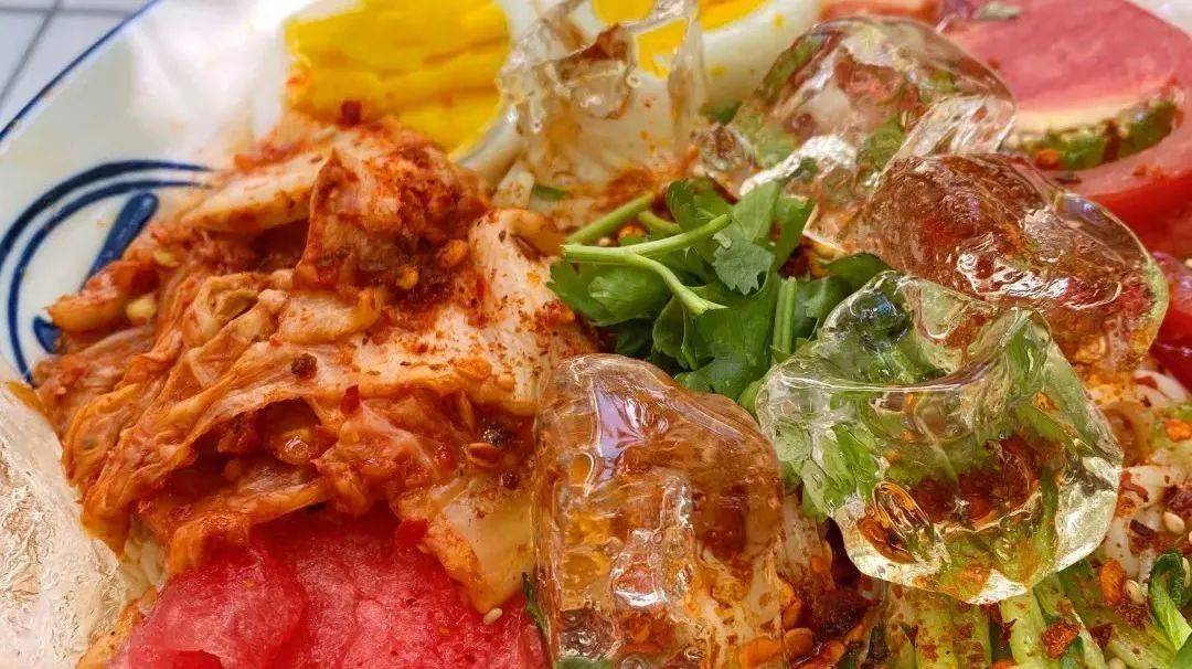 夏天吃冰可乐冷面无敌了